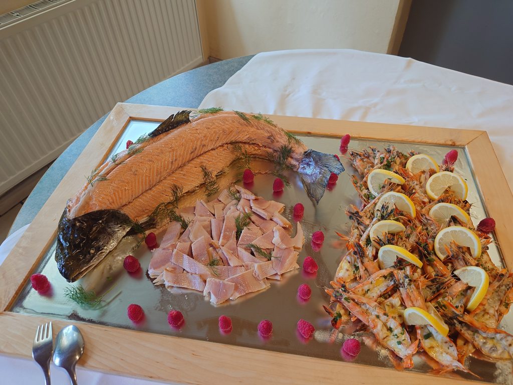 pochierter Lachs & Gamberi